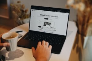 Mehr über den Artikel erfahren Maximale Effizienz: Automatisiere Dein CRM mit KI